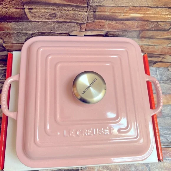 Le Creuset Square Signature Cast Iron in Black Interior (Chiffon Pink) - Picture 6 of 11
